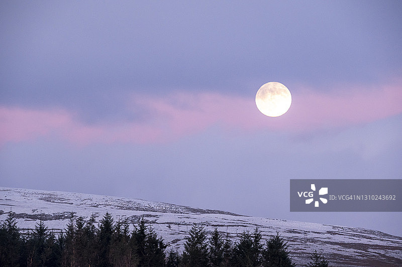 雪山日落天空与明月图片素材