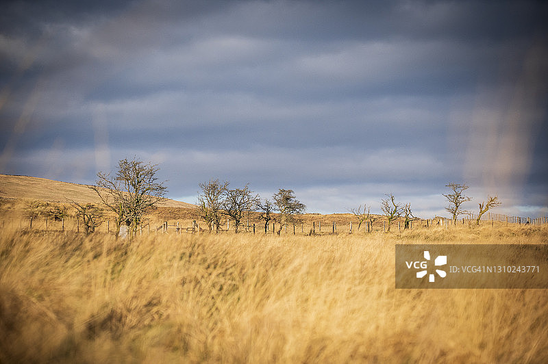 暴风雨天空下的丘陵景观图片素材