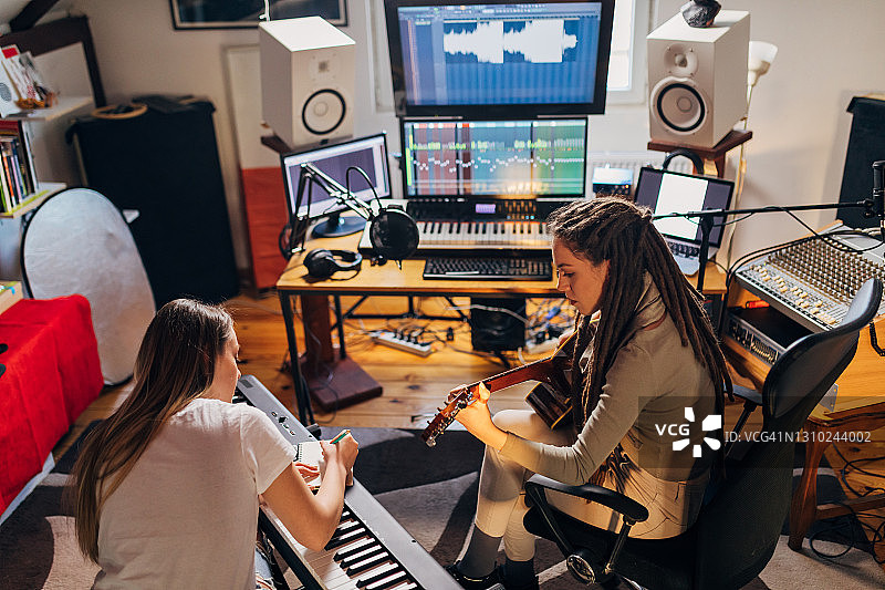 女子乐队的朋友们在为新专辑创作歌曲图片素材