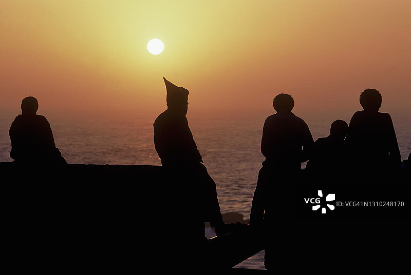 摩洛哥索维拉大西洋，夕阳下的人们图片素材