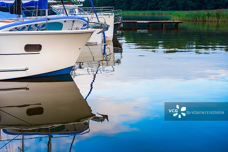 平静清晨停靠在码头上的帆船图片素材