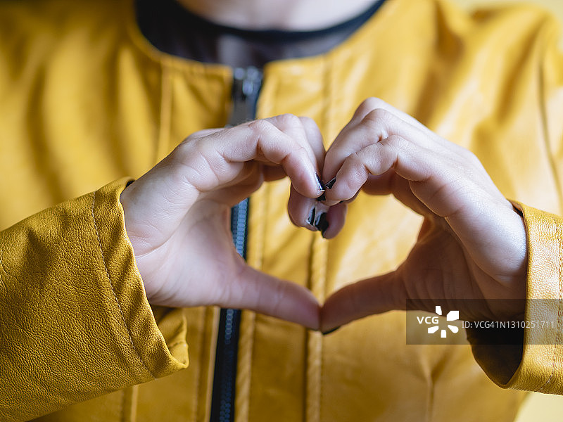 女人双手比心，关爱健康慈善图片素材