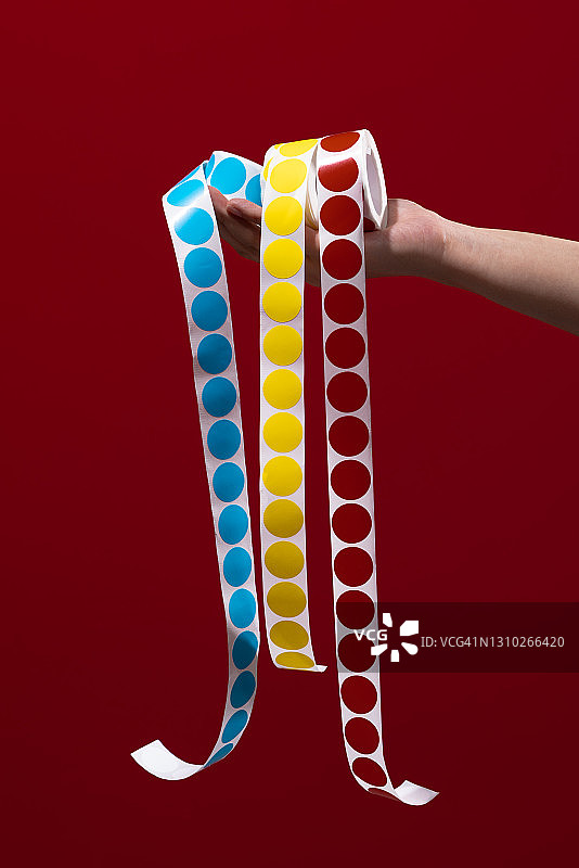手递彩色斑点胶带图片素材