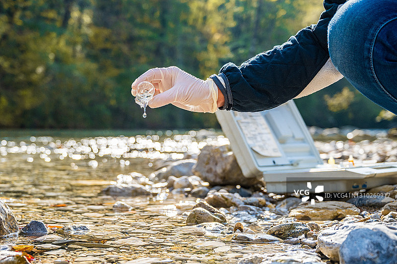 女生物学家在小瓶中收集水样图片素材