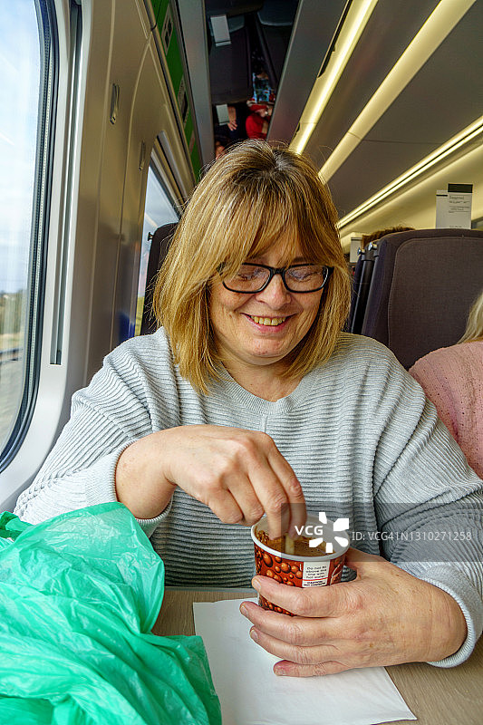 火车上的金发中年女性肖像图片素材
