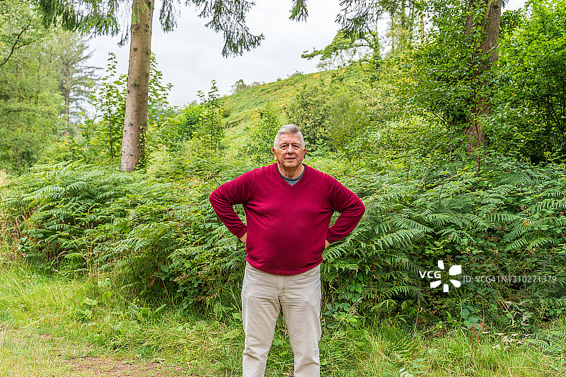 林地里的白人老头图片素材