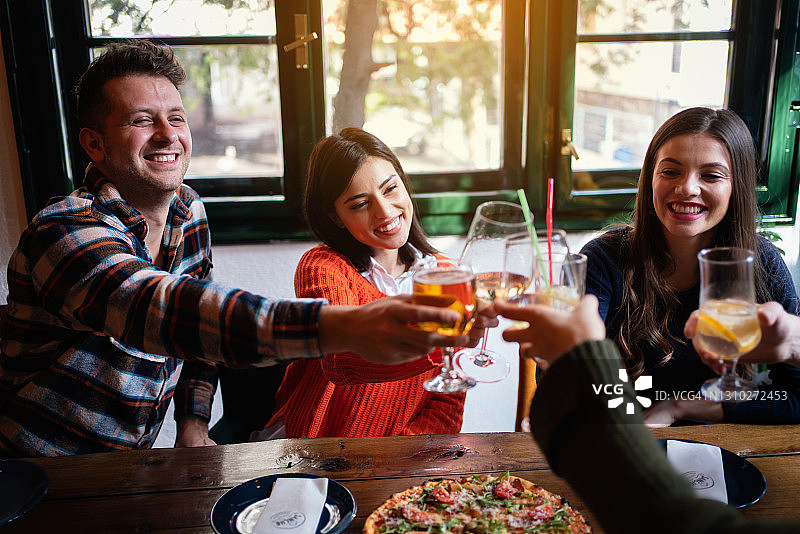 朋友们在餐厅里举杯畅饮图片素材