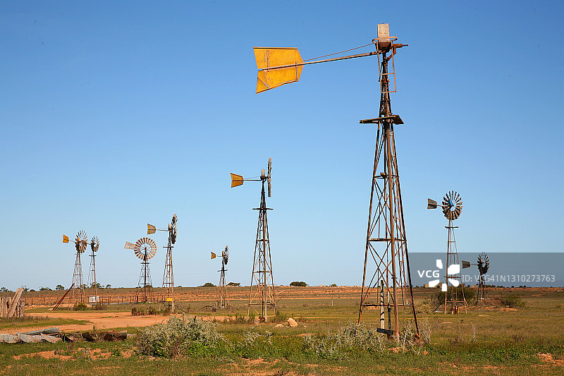 南澳大利亚纳拉伯平原上的风车图片素材