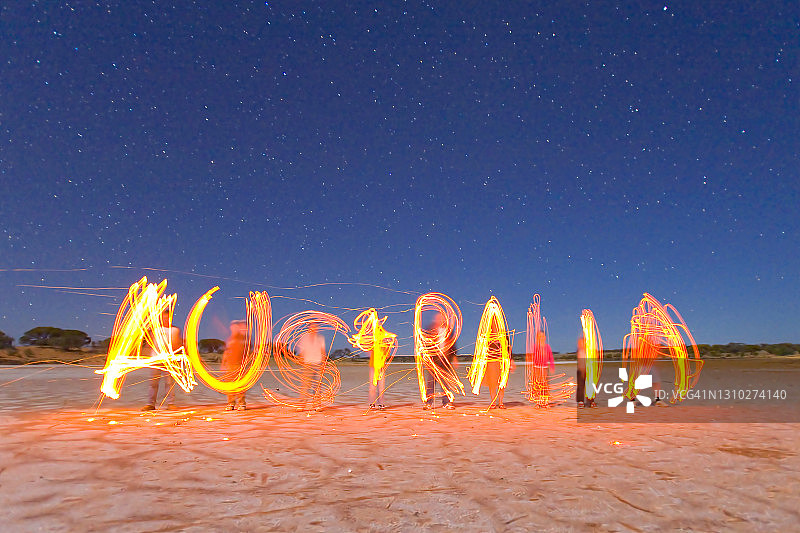 用燃烧的木棍在空中写下的“澳大利亚”。盐湖。澳大利亚中部。图片素材