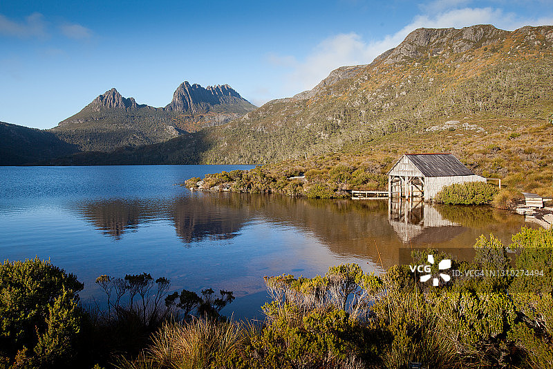 澳大利亚塔斯马尼亚摇篮山鸽子湖旁的木船棚图片素材