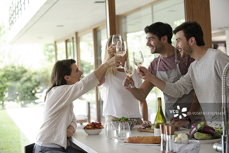 微笑的年轻朋友举杯庆祝图片素材