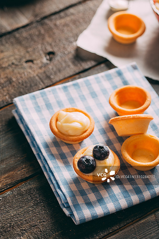 乡村背景上的美味小馅饼图片素材