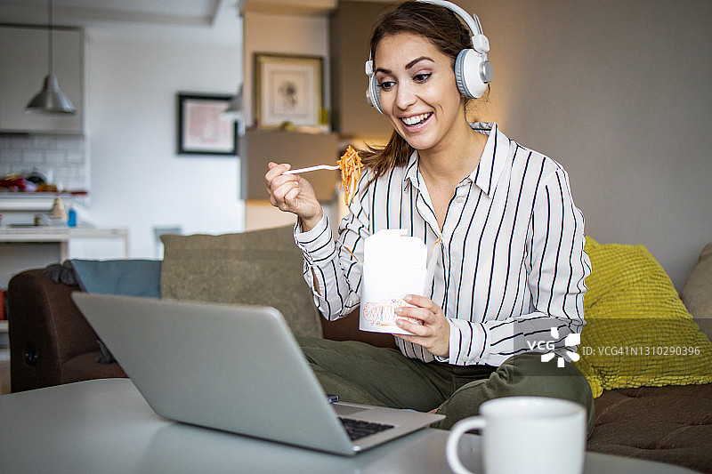年轻女子工作休息时间吃午餐图片素材