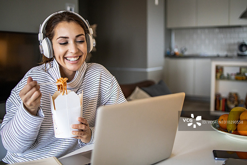 年轻女子工作休息时间吃午餐图片素材