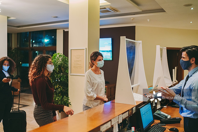 新冠疫情期间刚抵达酒店的游客图片素材