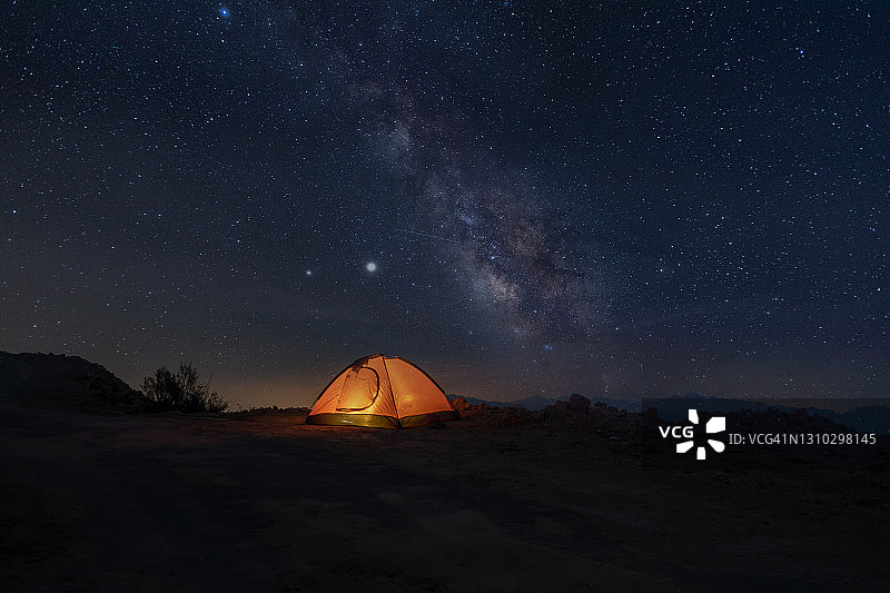 星空下点亮的黄色帐篷图片素材