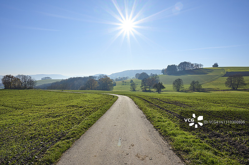 德国黑森州奥登瓦尔德温特卡斯滕秋季公路景观图片素材