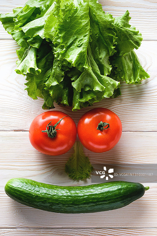 蔬菜笑脸与木质背景图片素材