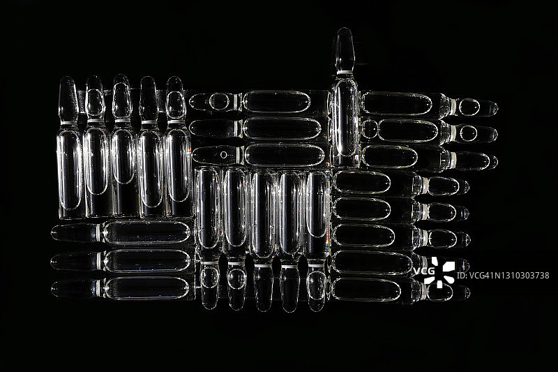 黑色背景上的透明药用安瓿瓶套装图片素材