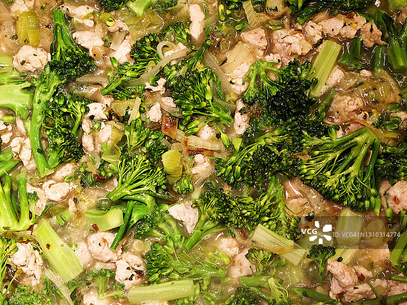 西兰苔、芹菜和猪肉香肠翻炒特写图片素材