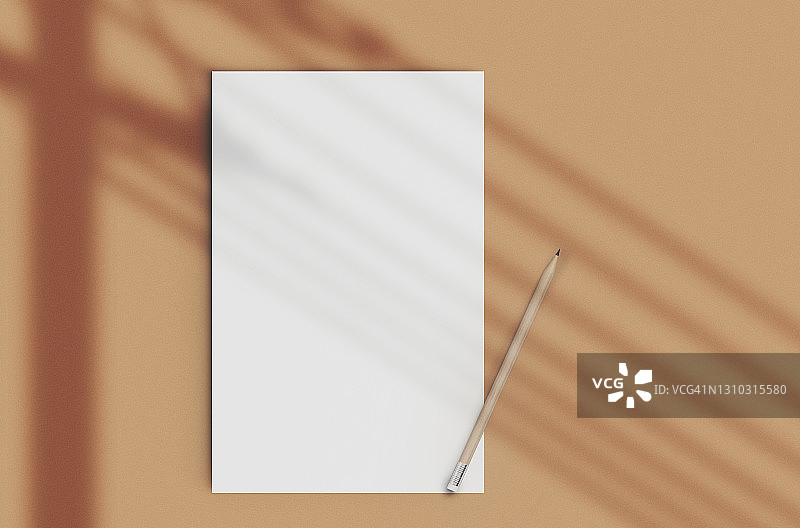 棕色背景下的空白纸和铅笔与窗户阴影图片素材