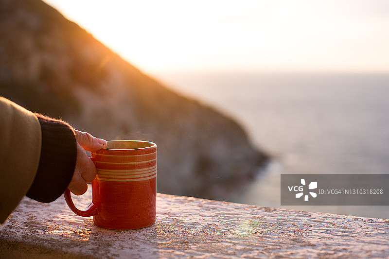 在日出时喝咖啡的女人图片素材