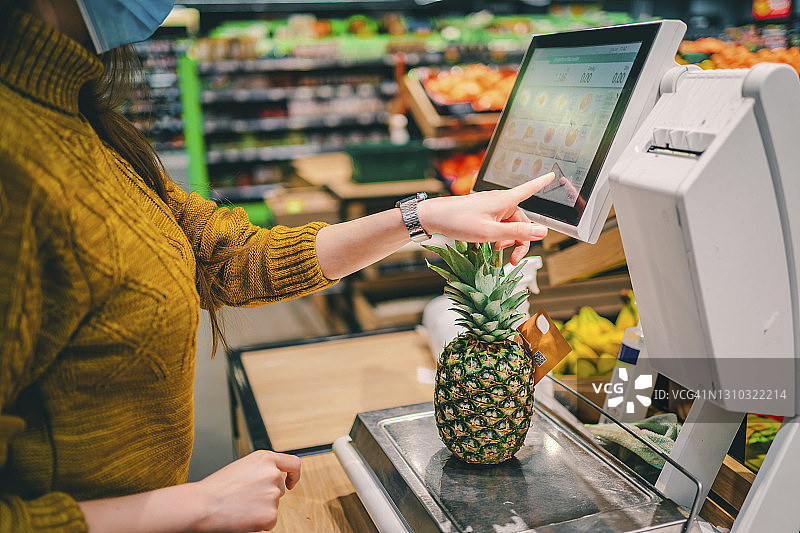 在超市里的女人图片素材