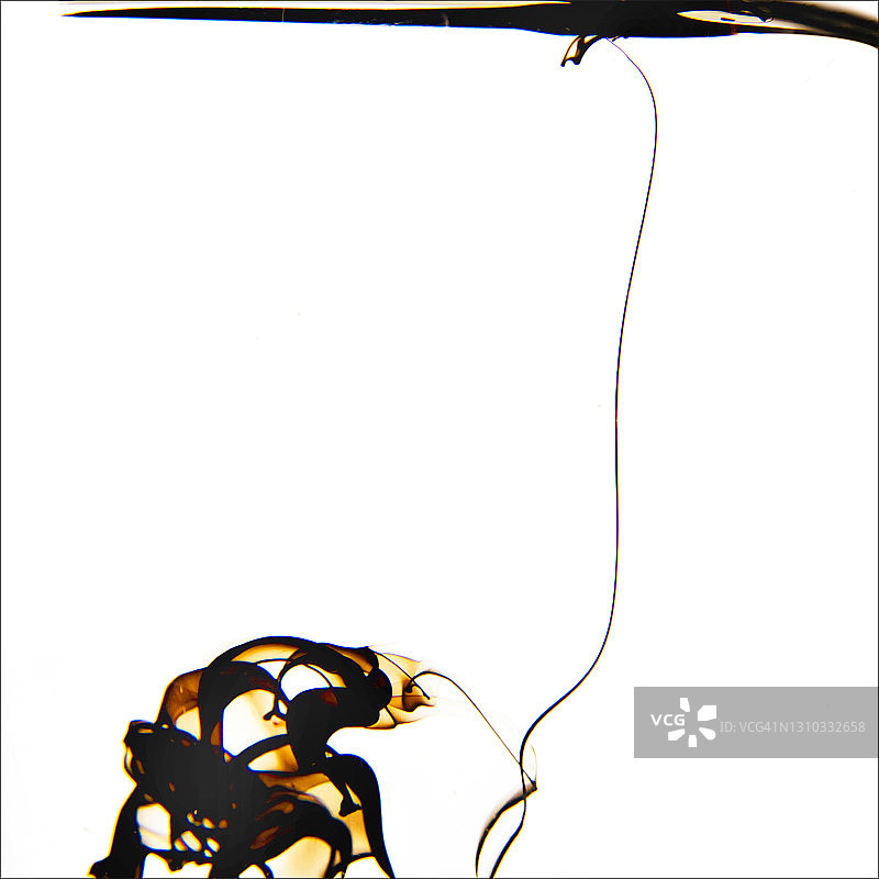 墨滴入水图片素材