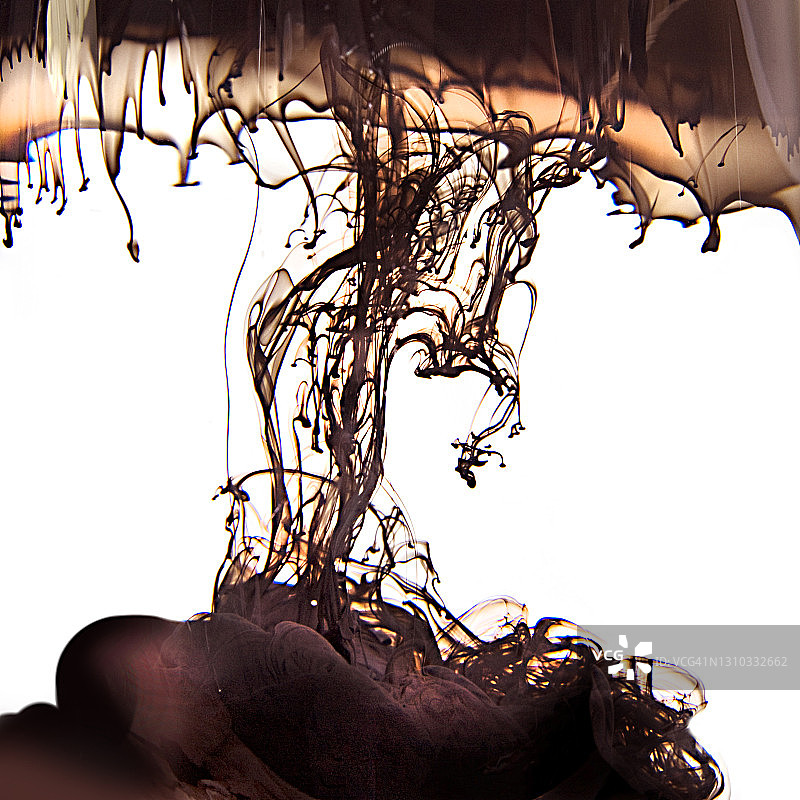 墨滴入水图片素材