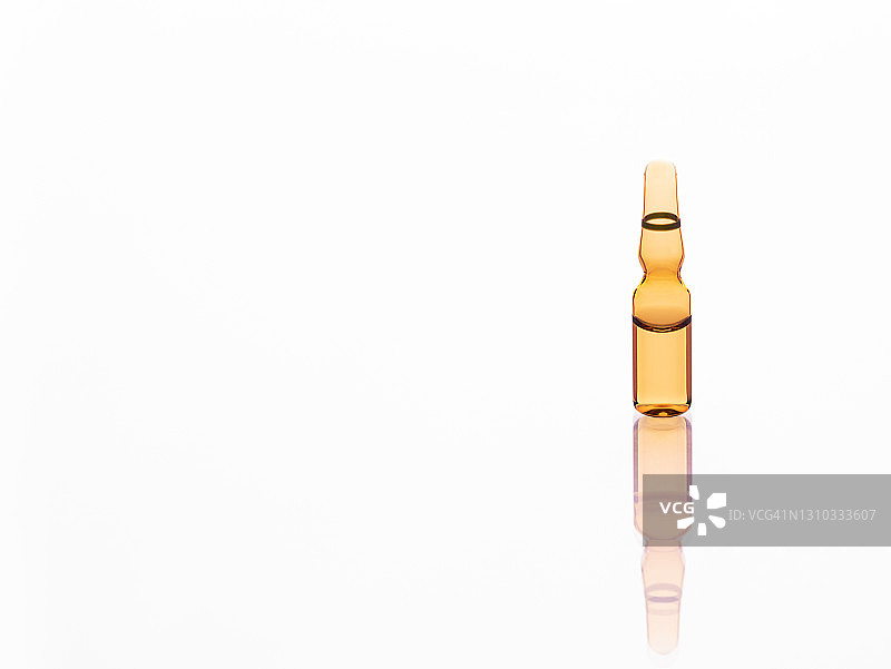 反射面上的棕色玻璃安瓿瓶图片素材