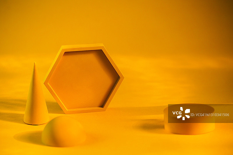 黄色背景上的抽象黄色领奖台图片素材