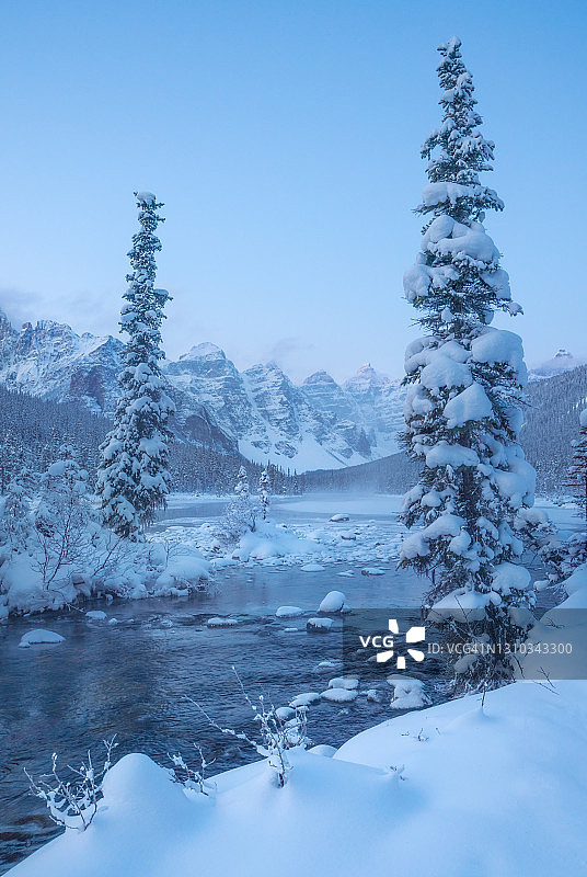 加拿大艾伯塔省班夫国家公园梦莲湖附近，白雪覆盖的树木构成著名的十峰图片素材