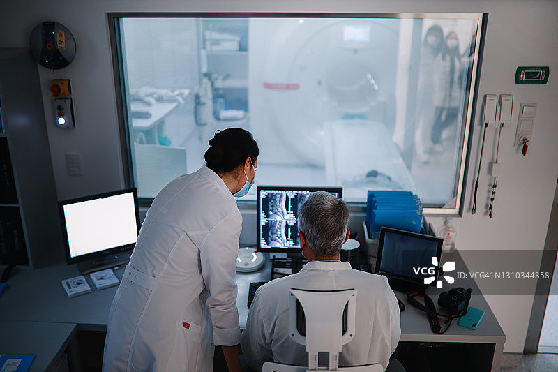 医生在医院研究医学扫描图片素材