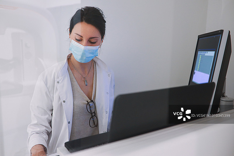 女医生阅读乳房X光照片数据图片素材