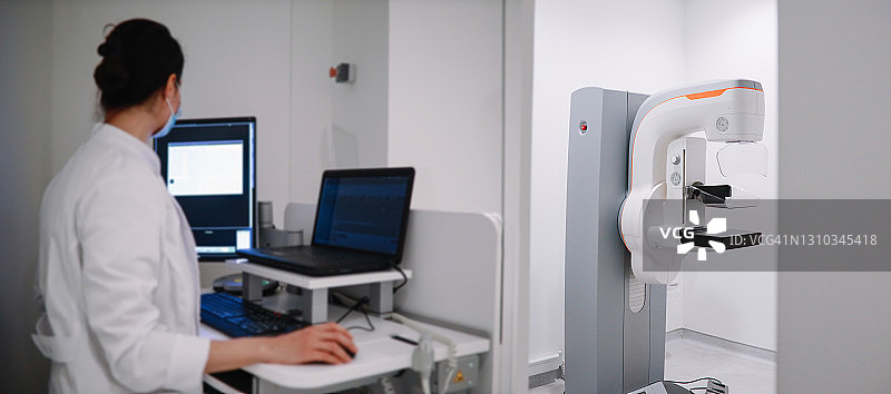 女医生阅读乳房X光照片数据图片素材