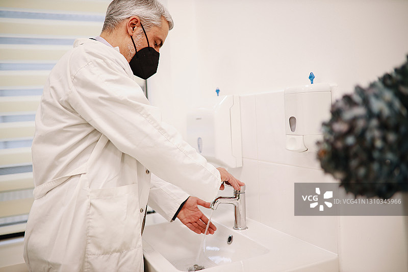男医生在医院洗手图片素材
