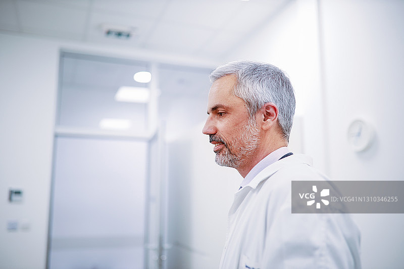 中年男医生图片素材