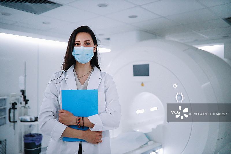 在CT扫描室的女医生肖像图片素材