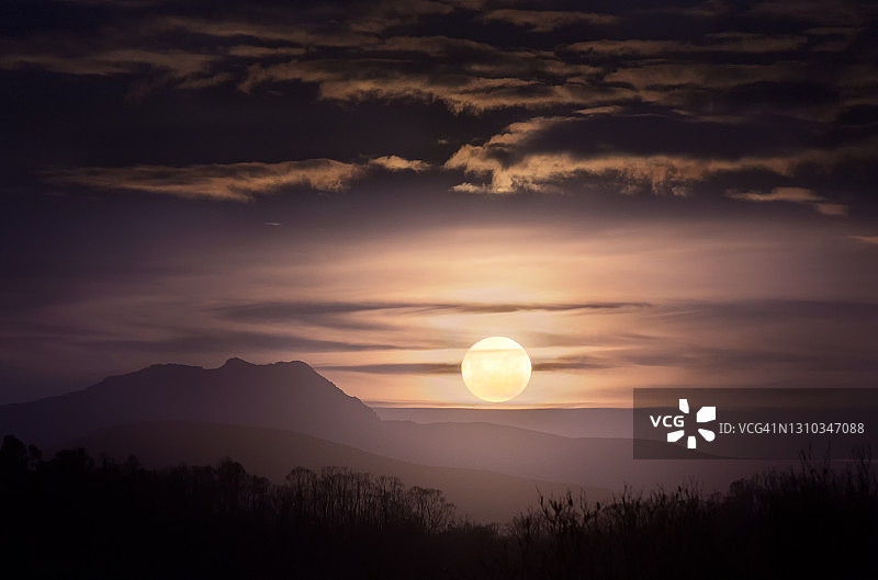 澳大利亚塔斯马尼亚西南国家公园，皮克顿山和克拉科夫特平原上空的满月图片素材