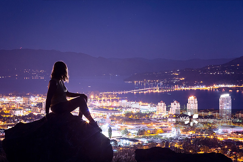 加拿大不列颠哥伦比亚省奥肯那根谷：夜晚从诺克斯山顶欣赏基洛纳美景图片素材