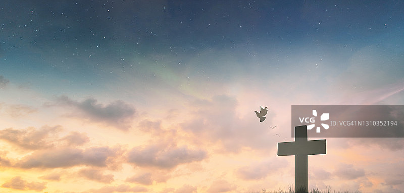 耶稣基督在各各他山上十字架上的剪影，日落背景，象征耶稣在复活节的星期五死而复生，在上帝中敬拜，基督教在圣灵中祈祷图片素材