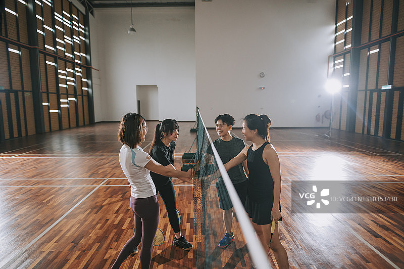 高角度拍摄：亚洲女运动员握手展现良好体育精神图片素材