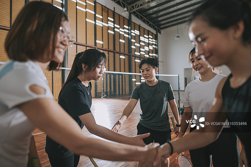 比赛开始：亚洲女运动员握手致意图片素材