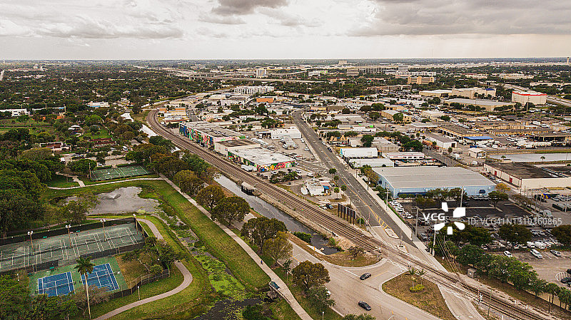 2021年3月佛罗里达州西棕榈滩市中心奥基乔比湖和I-95公路的航拍图图片素材