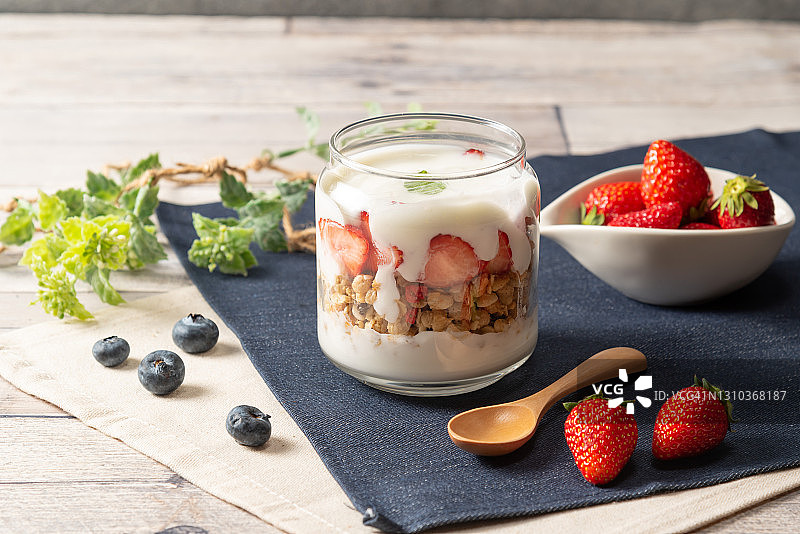 草莓和谷物酸奶图片素材
