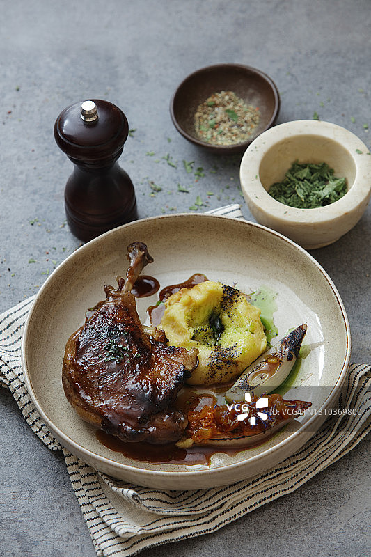 慢炖锅油封鸭腿图片素材