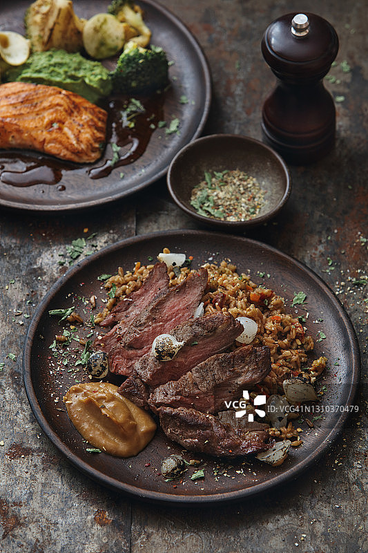 烤牛里脊牛排配斯佩尔特小麦图片素材