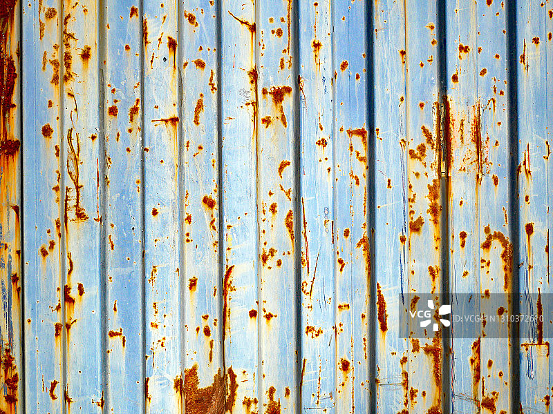 巴黎风化的蓝色油漆波纹状的生锈金属图片素材