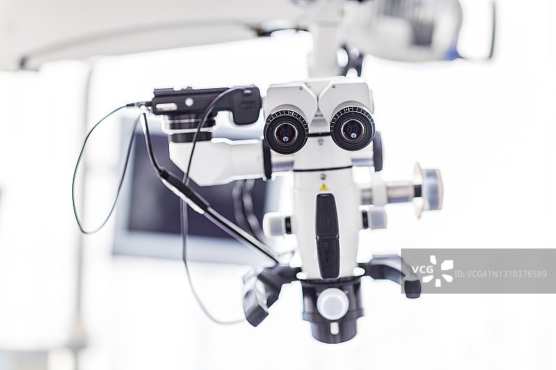 配备现代化设备和显微镜的牙科诊所图片素材