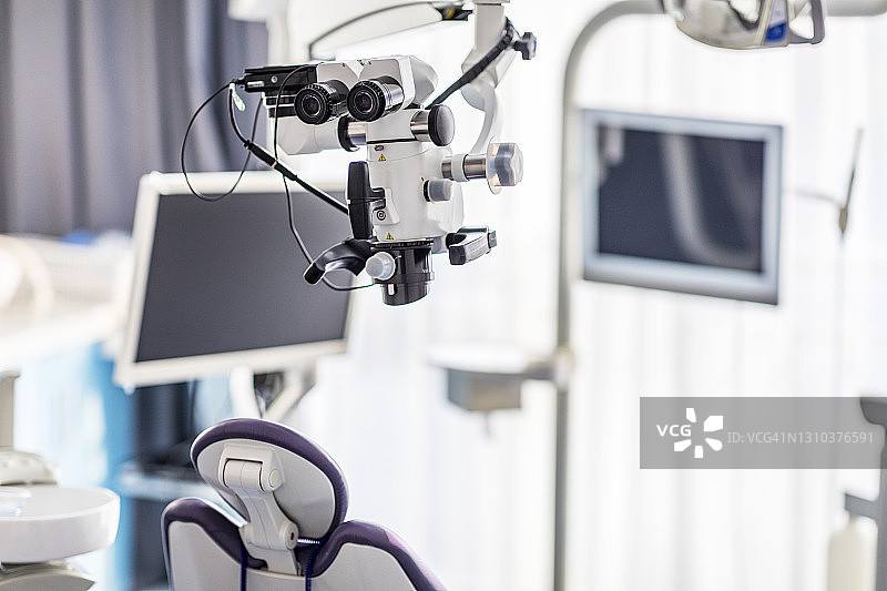 配备现代化设备和显微镜的牙科诊所图片素材